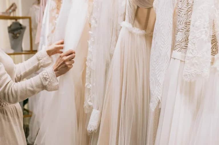 Suknia ślubna ile wcześniej: uniknij stresu związanego z zakupem