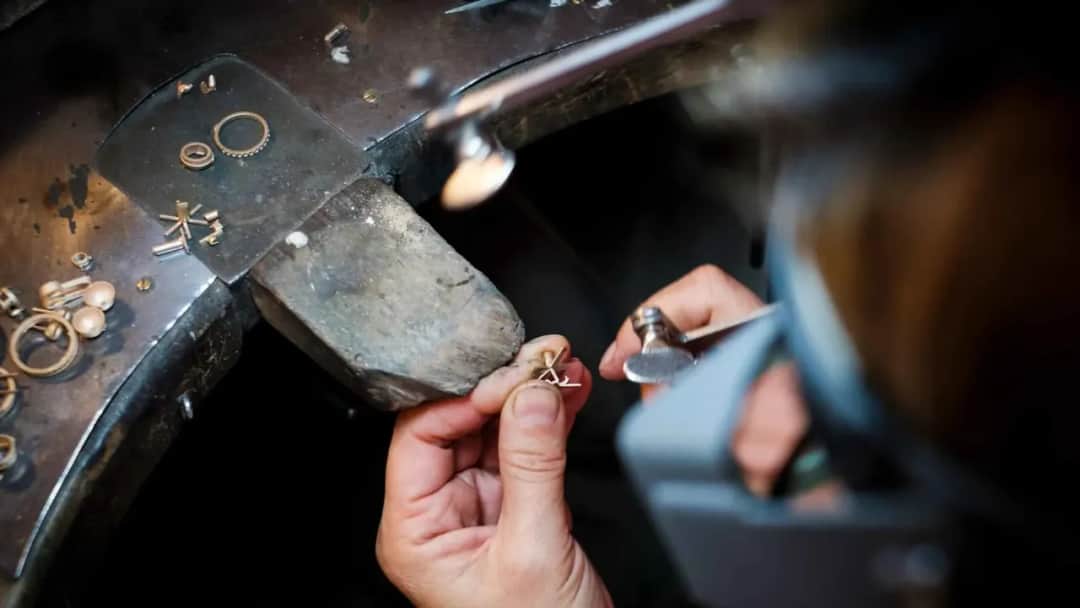 Ile kosztuje przetapianie złota na obrączki? Sprawdź ukryte wydatki
