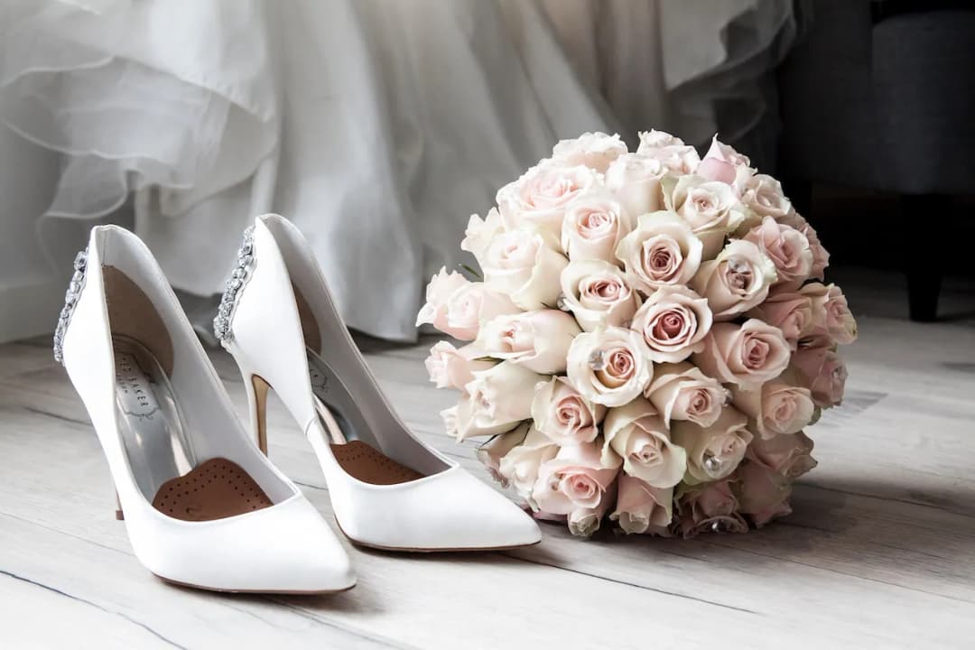 Jakie buty do sukni ślubnej – elegancja i komfort na Twoim weselu
