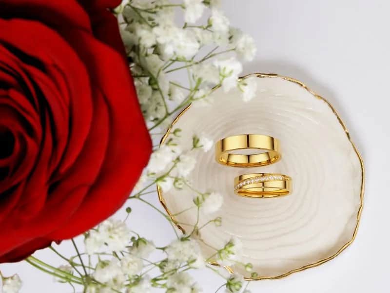 Kto nosi obrączkę na lewej ręce? Poznaj zaskakujące tradycje