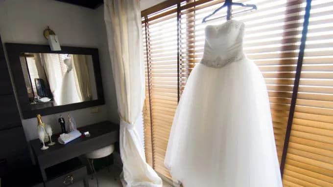 Co zrobić z suknią ślubną? Emocjonalne opcje na przyszłość sukni