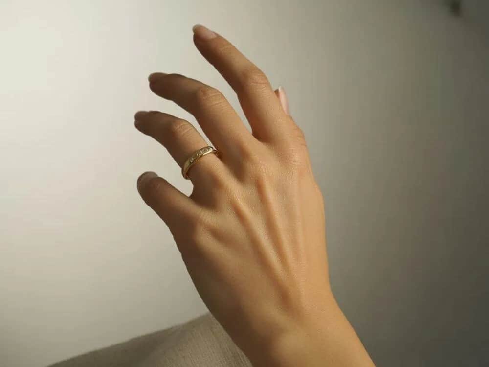 Co oznacza obrączka na prawej ręce? Odkryj jej kulturowe znaczenie