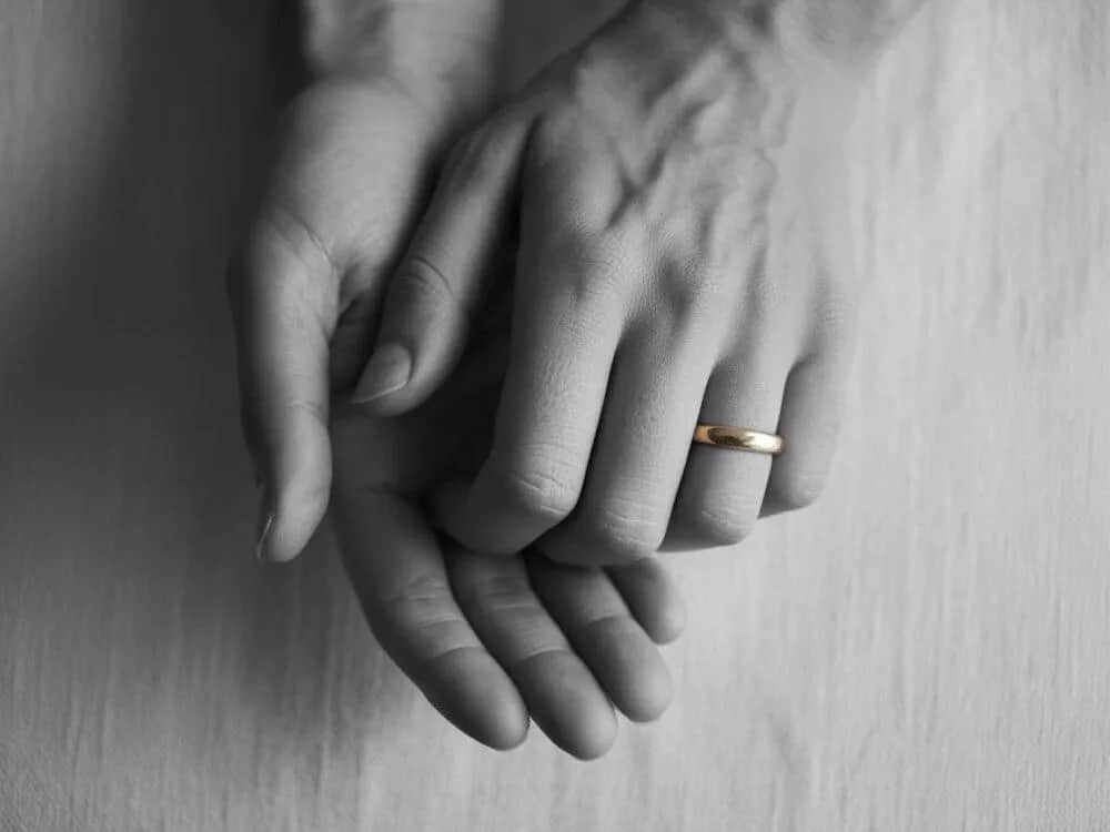 Obrączka na którym palcu po rozwodzie? Odkryj jej znaczenie i zwyczaje