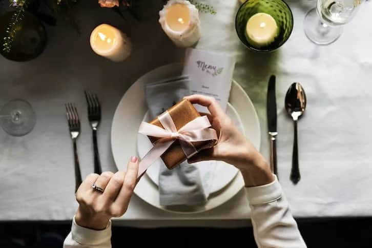 Najlepsze pomysły na prezent na ślub siostry, które zachwycą parę